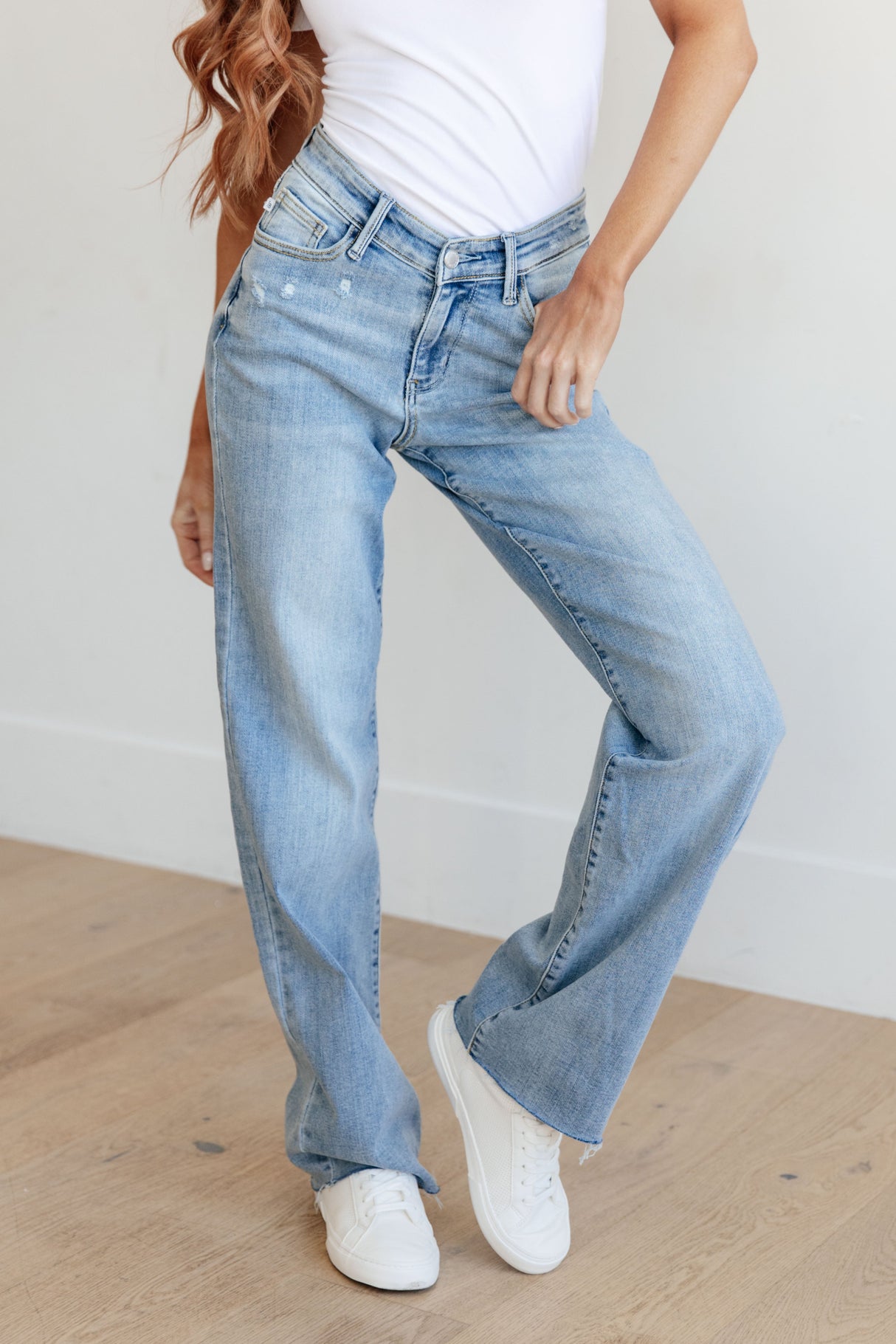 Jeans rectos de tiro alto con cintura en V delantera Mildred