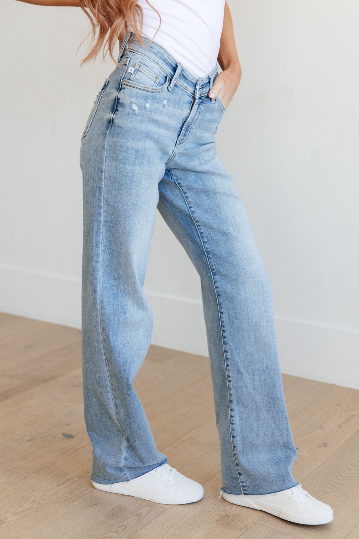 Jeans rectos de tiro alto con cintura en V delantera Mildred