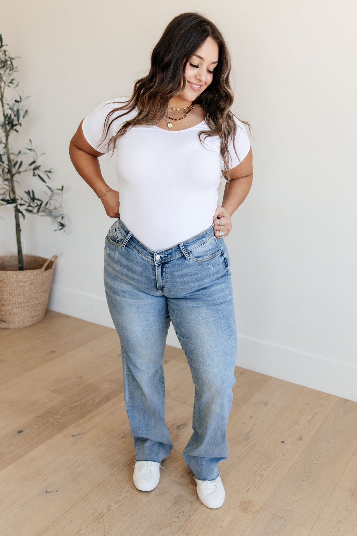 Jeans rectos de tiro alto con cintura en V delantera Mildred