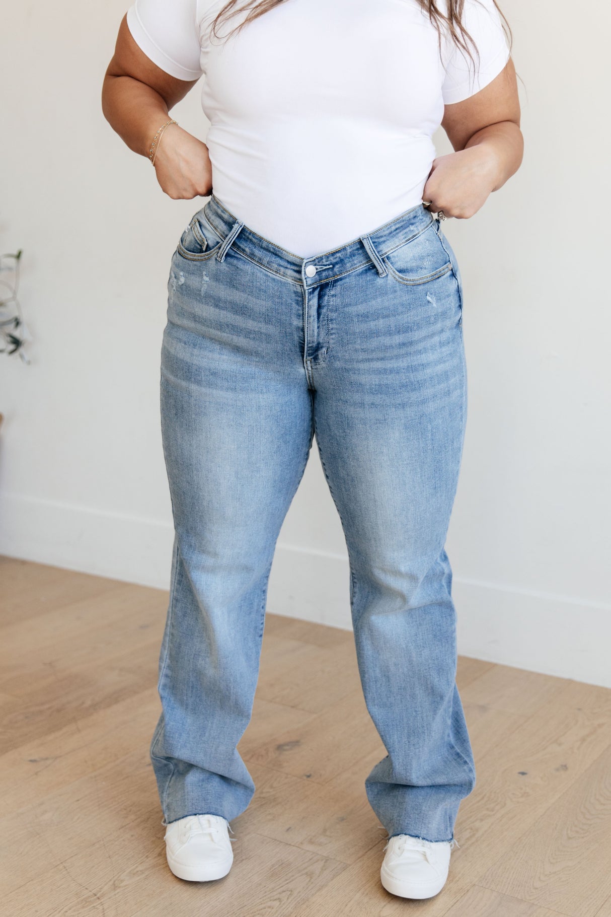 Jeans rectos de tiro alto con cintura en V delantera Mildred