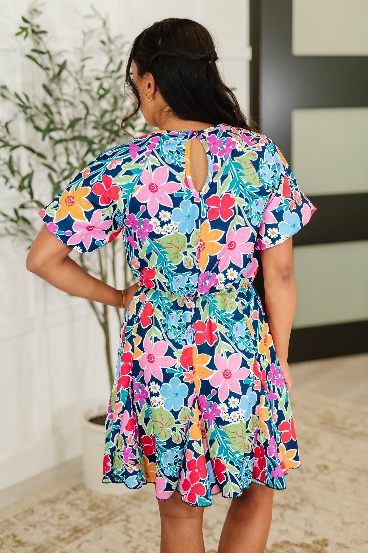 Vestido Miss Behave con mangas abullonadas en azul marino