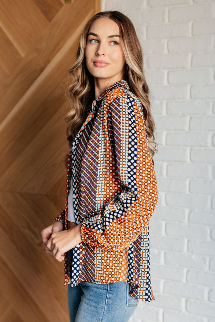 Blusa con botones y lunares moderadamente modernos