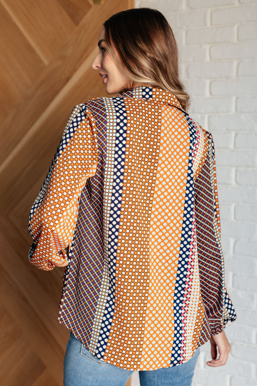 Blusa con botones y lunares moderadamente modernos