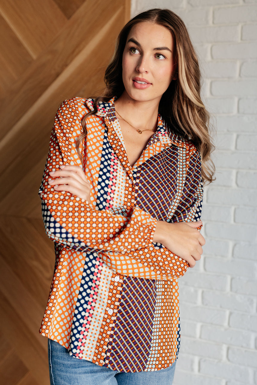 Blusa con botones y lunares moderadamente modernos