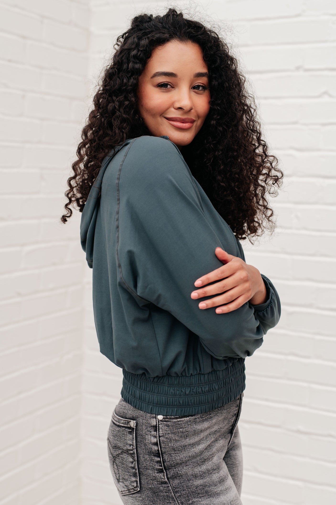 Sudadera con capucha y media cremallera Morning Run en color abeto ahumado