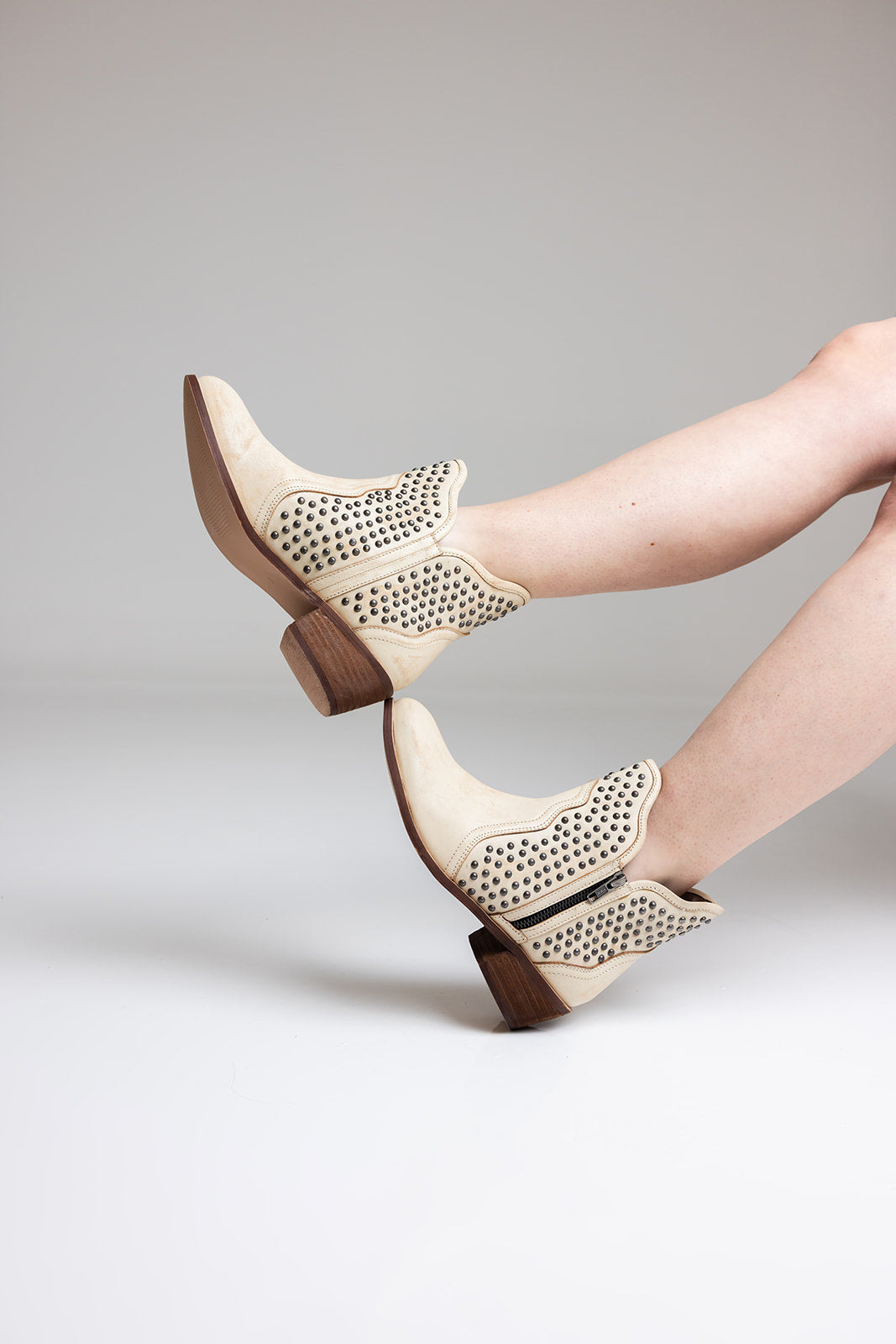 Botín Nailed It en color blanco