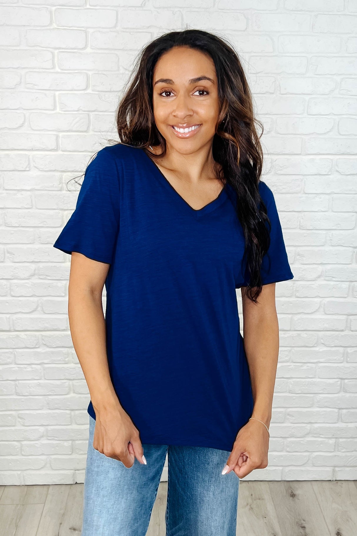 Camiseta con cuello en V en azul marino "No tengo que elegir"