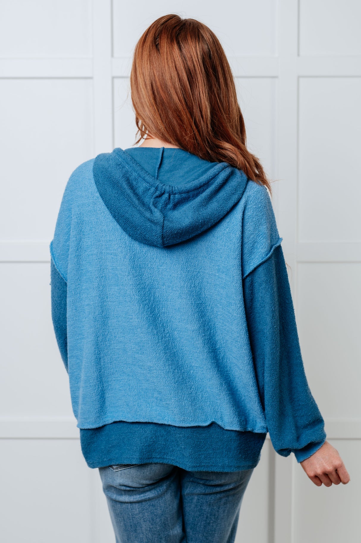 Sudadera con capucha de bloques de color Needs Some Logic