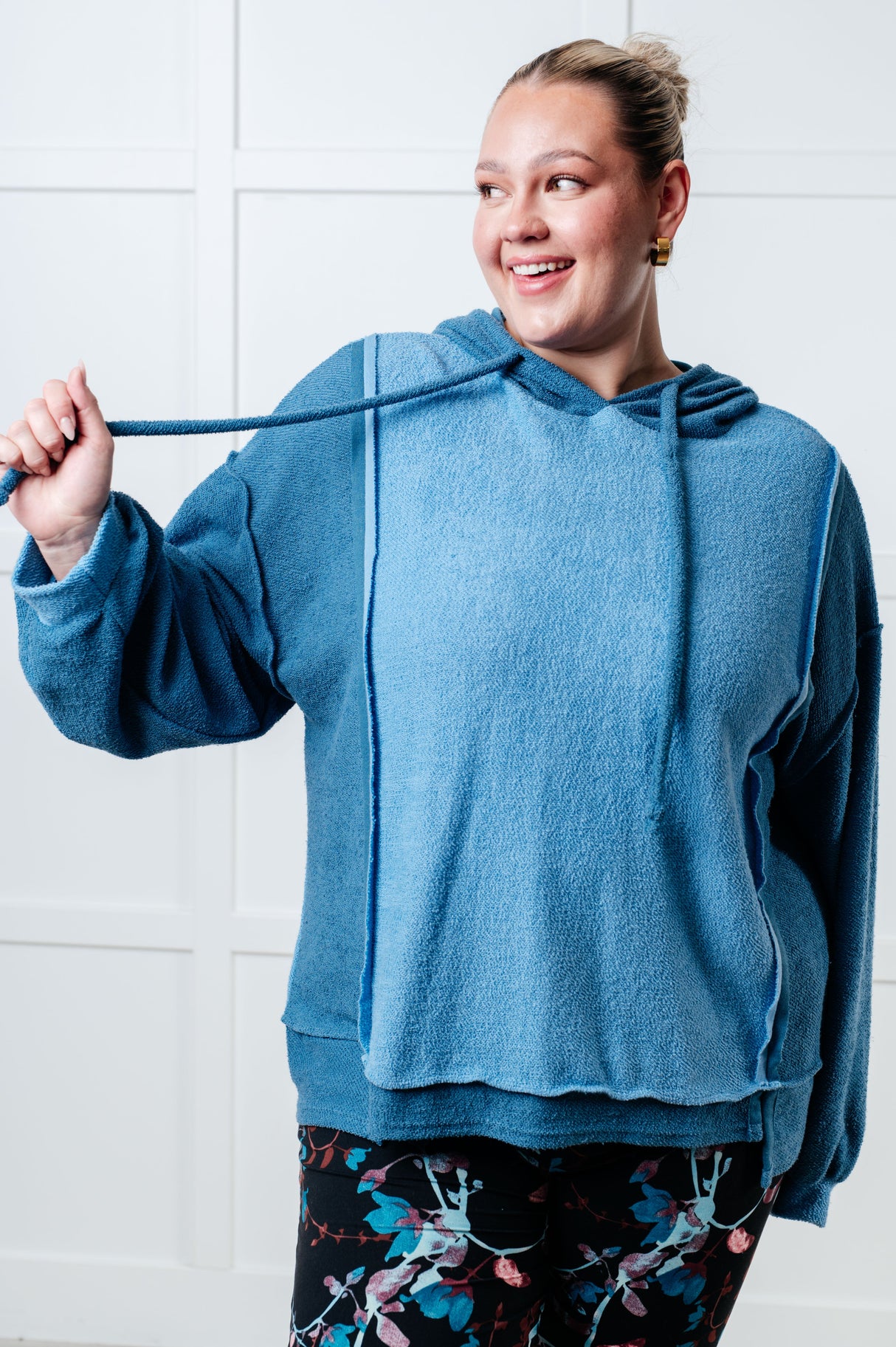 Sudadera con capucha de bloques de color Needs Some Logic