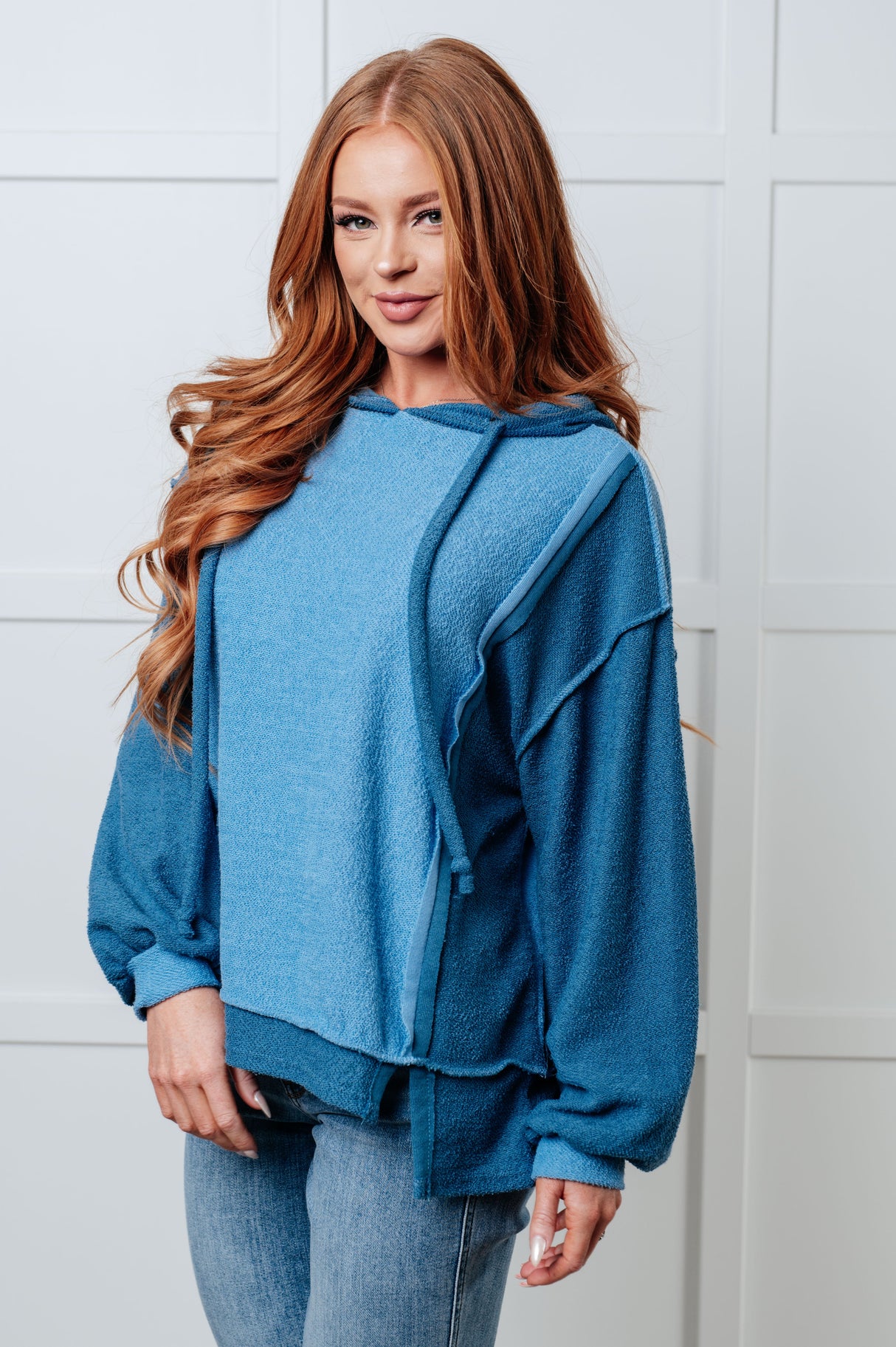 Sudadera con capucha de bloques de color Needs Some Logic