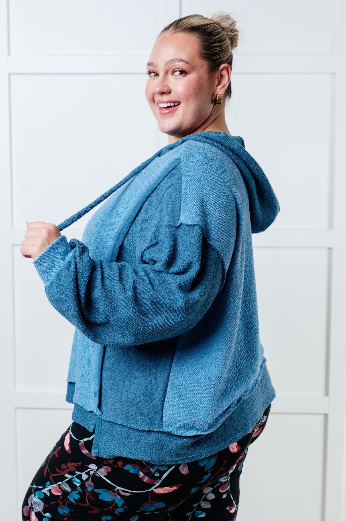 Sudadera con capucha de bloques de color Needs Some Logic