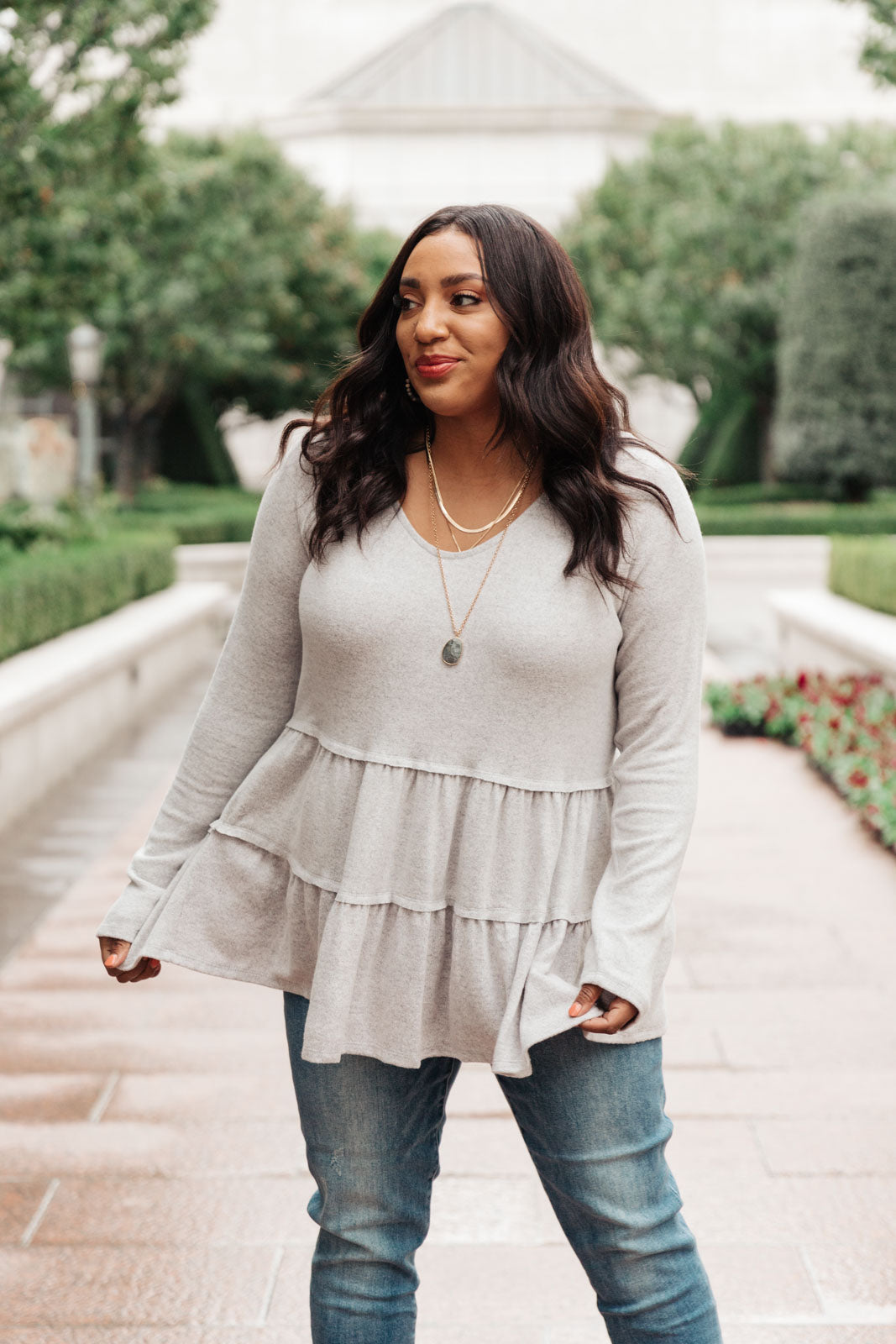 Blusa escalonada muy bien hecha en gris