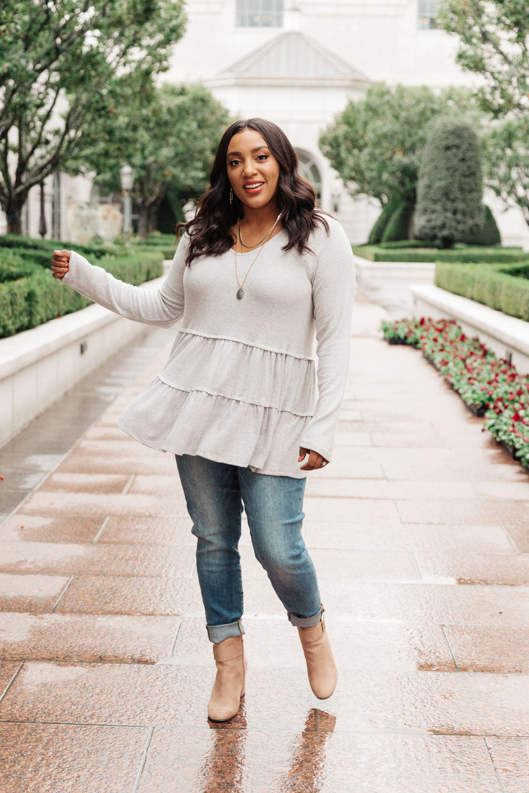 Blusa escalonada muy bien hecha en gris