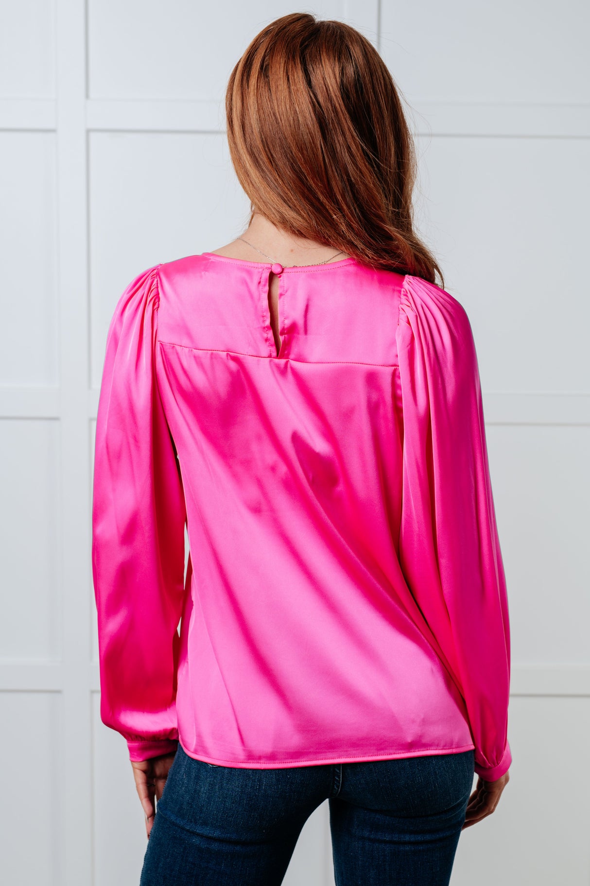 Blusa de satén con mangas abullonadas sin exagerar