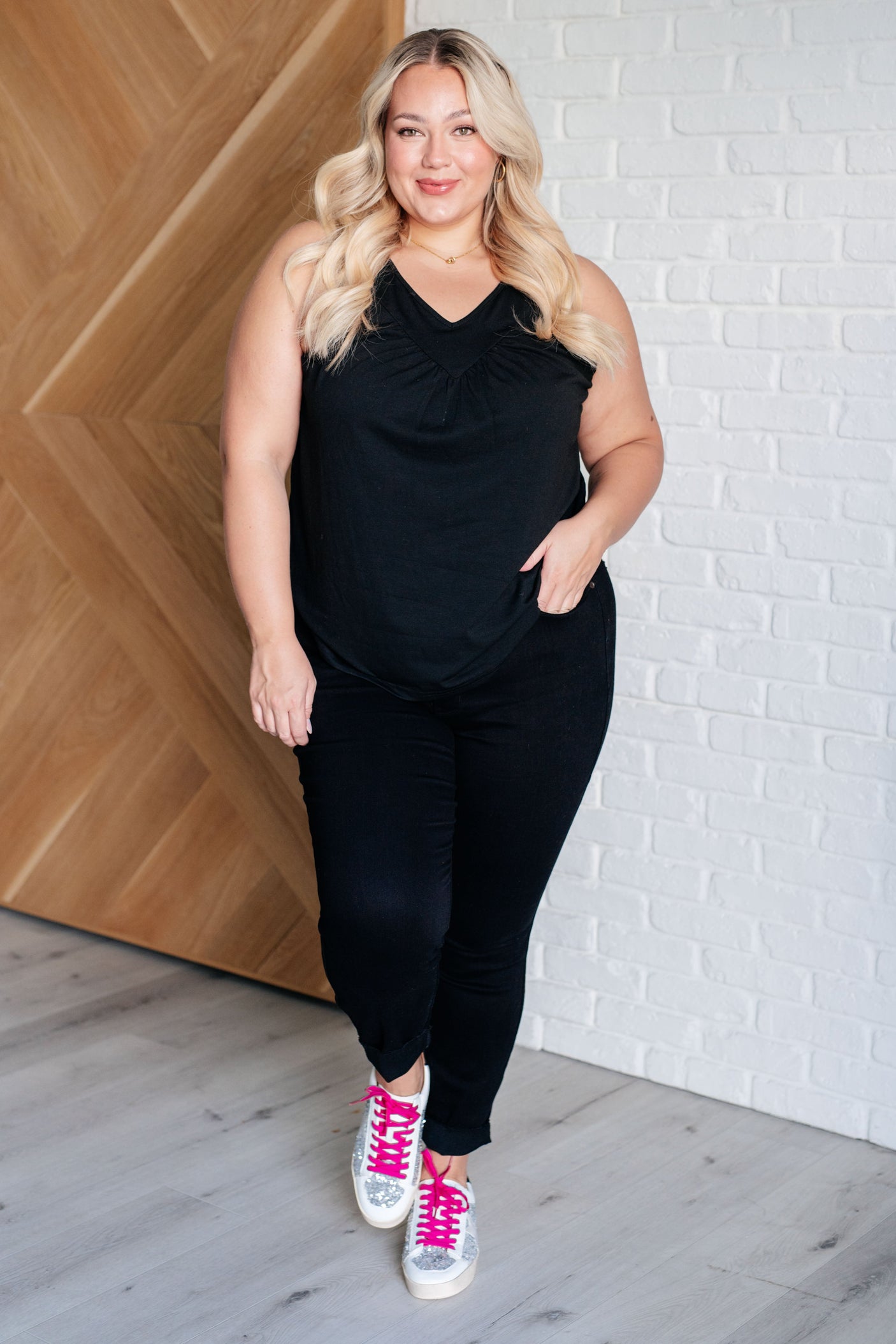 Camiseta de tirantes con cuello en V Not So Anxious en color negro