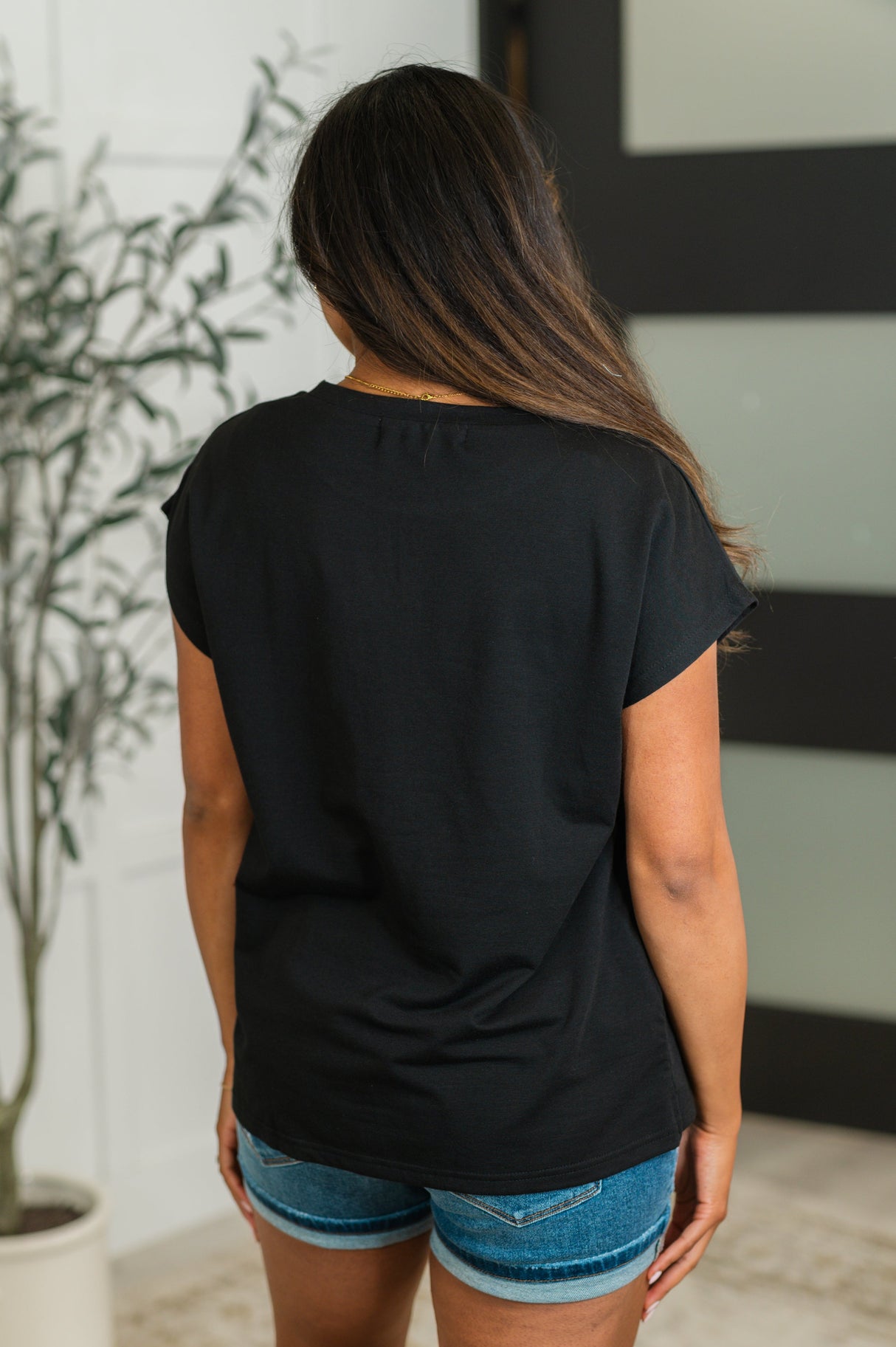 Camiseta de bolsillo no tan básica en negro