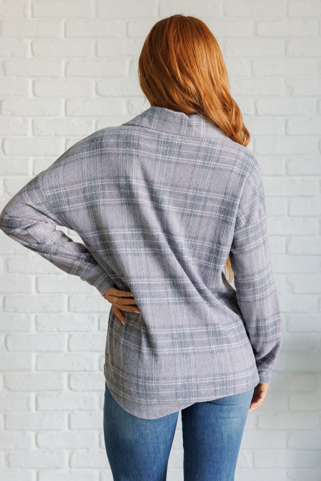 Camisa a cuadros con botones fuera del camino