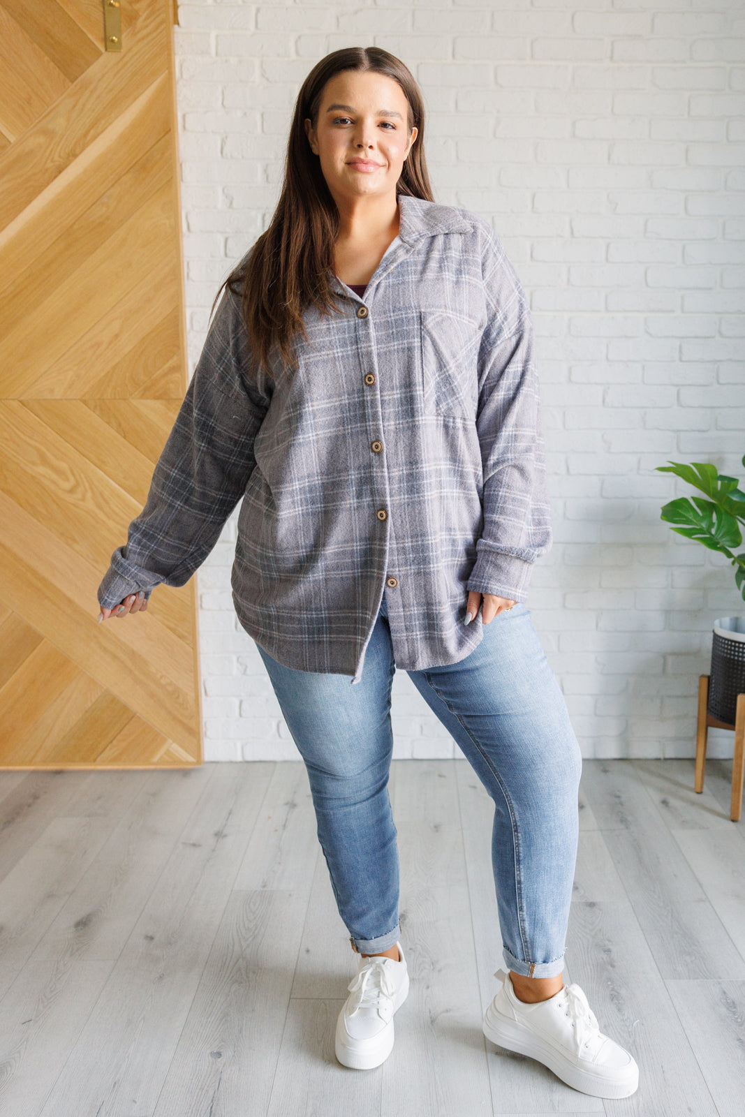 Camisa a cuadros con botones fuera del camino