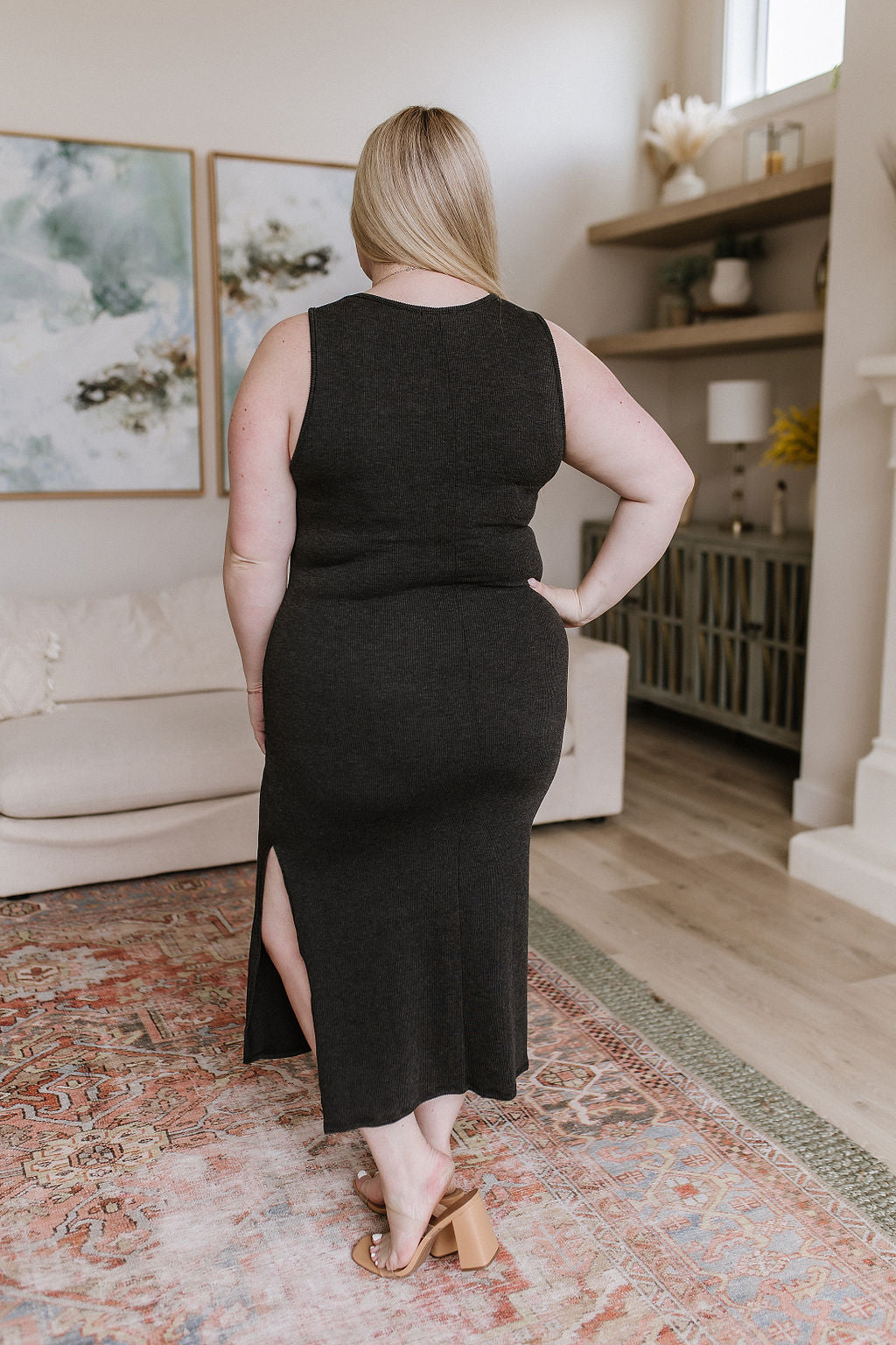 Vestido midi con detalle de lazo en color carbón para salir a la ciudad