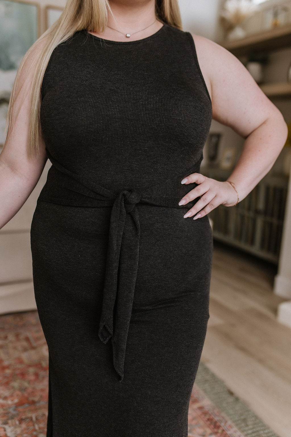 Vestido midi con detalle de lazo en color carbón para salir a la ciudad