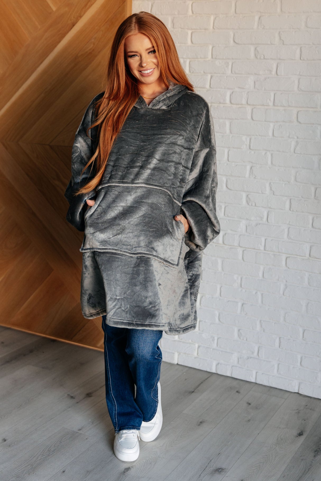 Sudadera con capucha extragrande de terciopelo gris