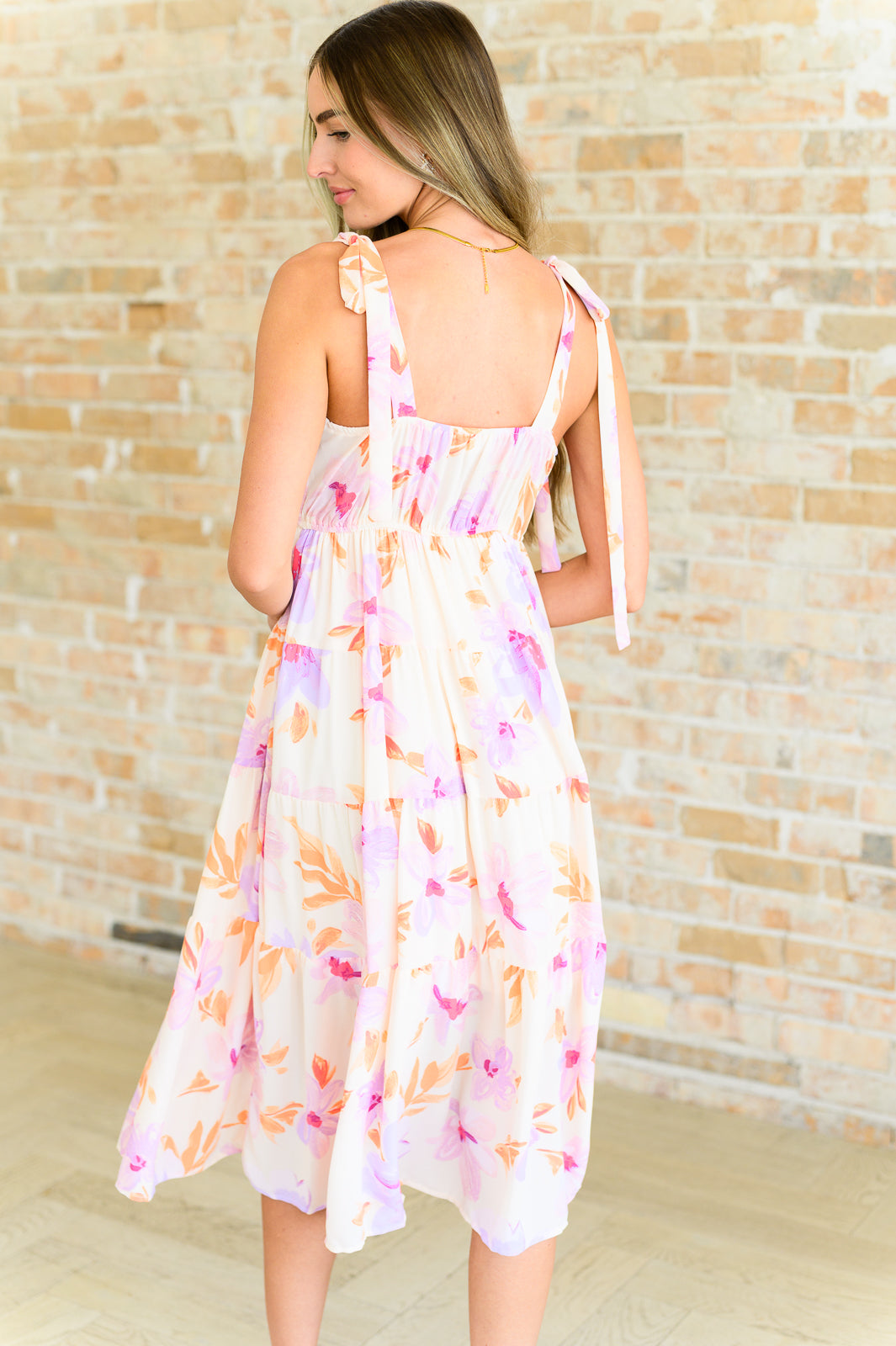 Vestido midi floral con pétalos pastel