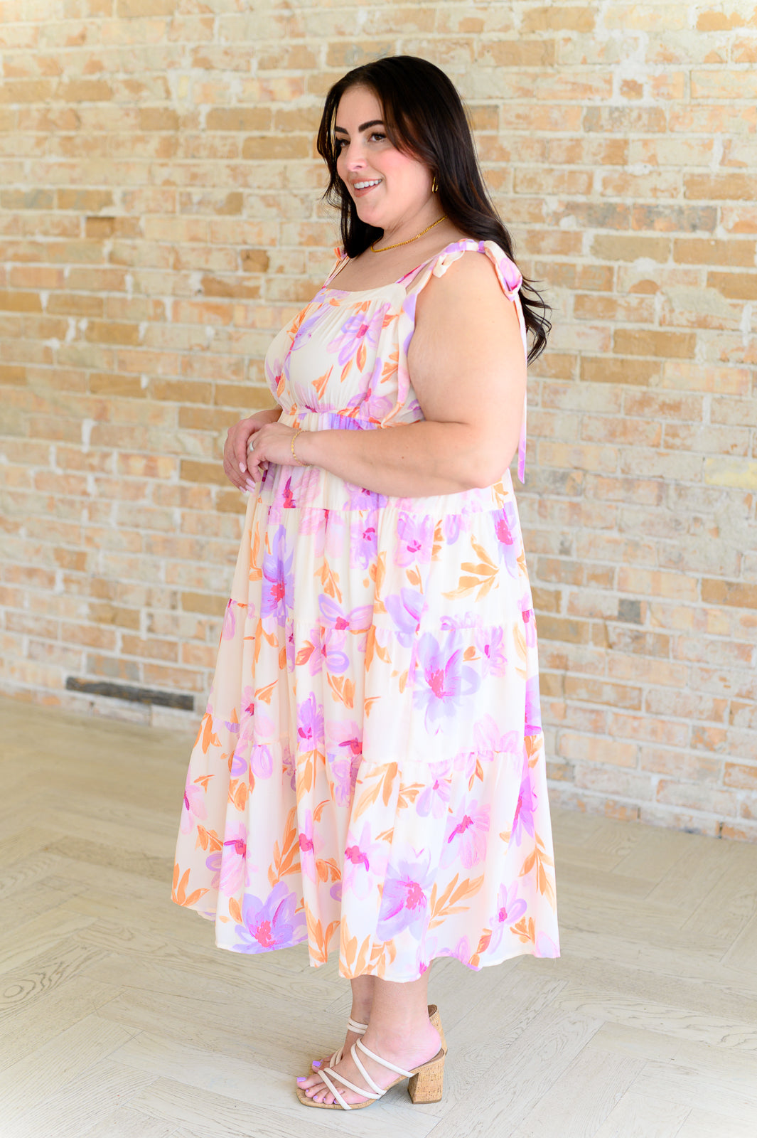 Vestido midi floral con pétalos pastel