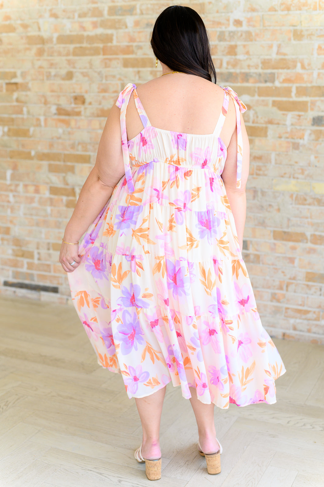 Vestido midi floral con pétalos pastel