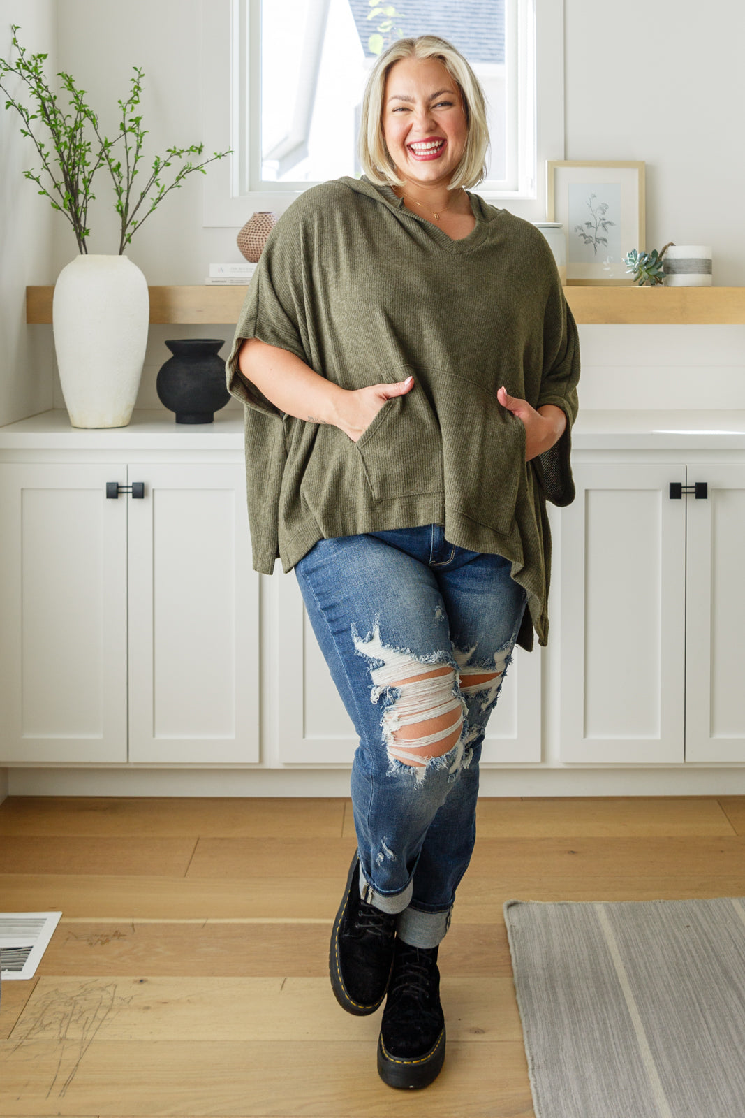 Poncho con capucha Perfectly Poised en color oliva