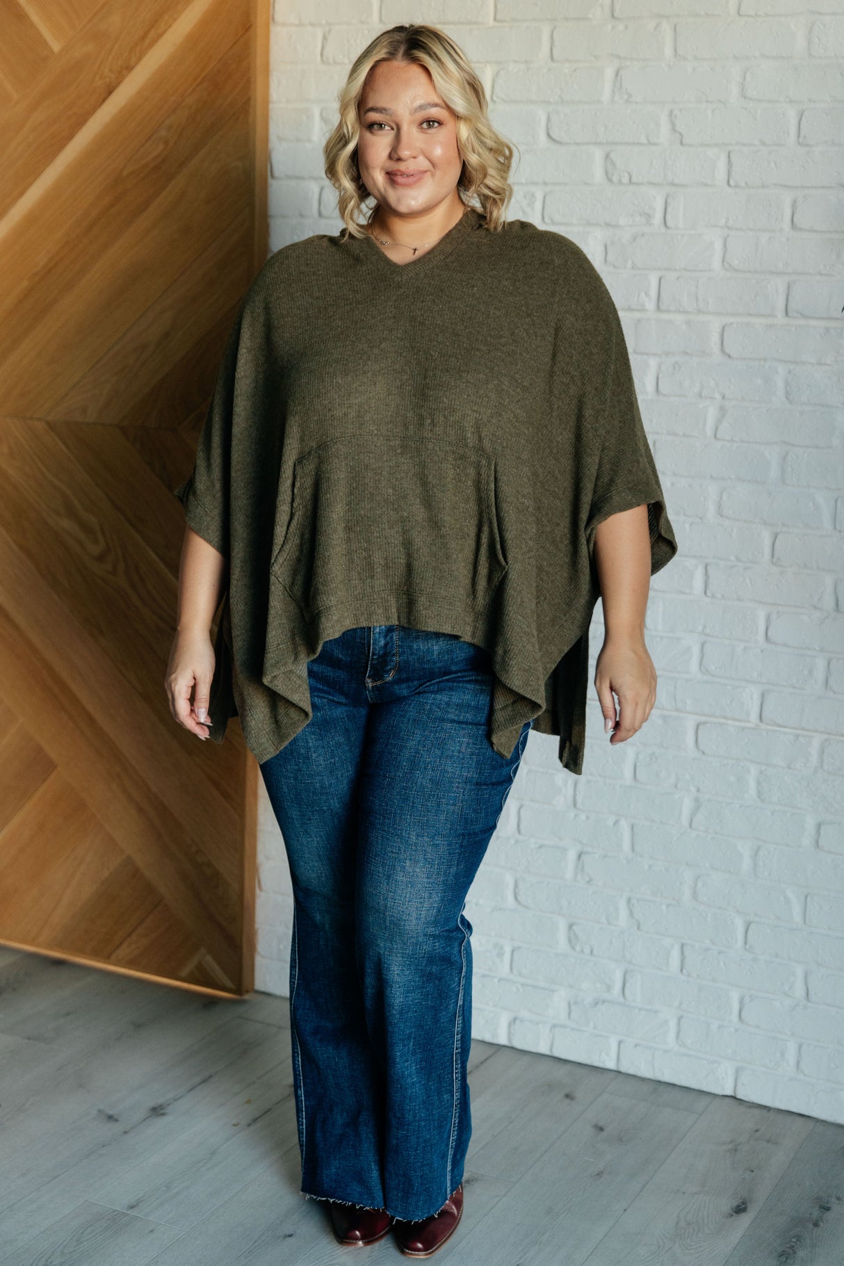 Poncho con capucha Perfectly Poised en color oliva