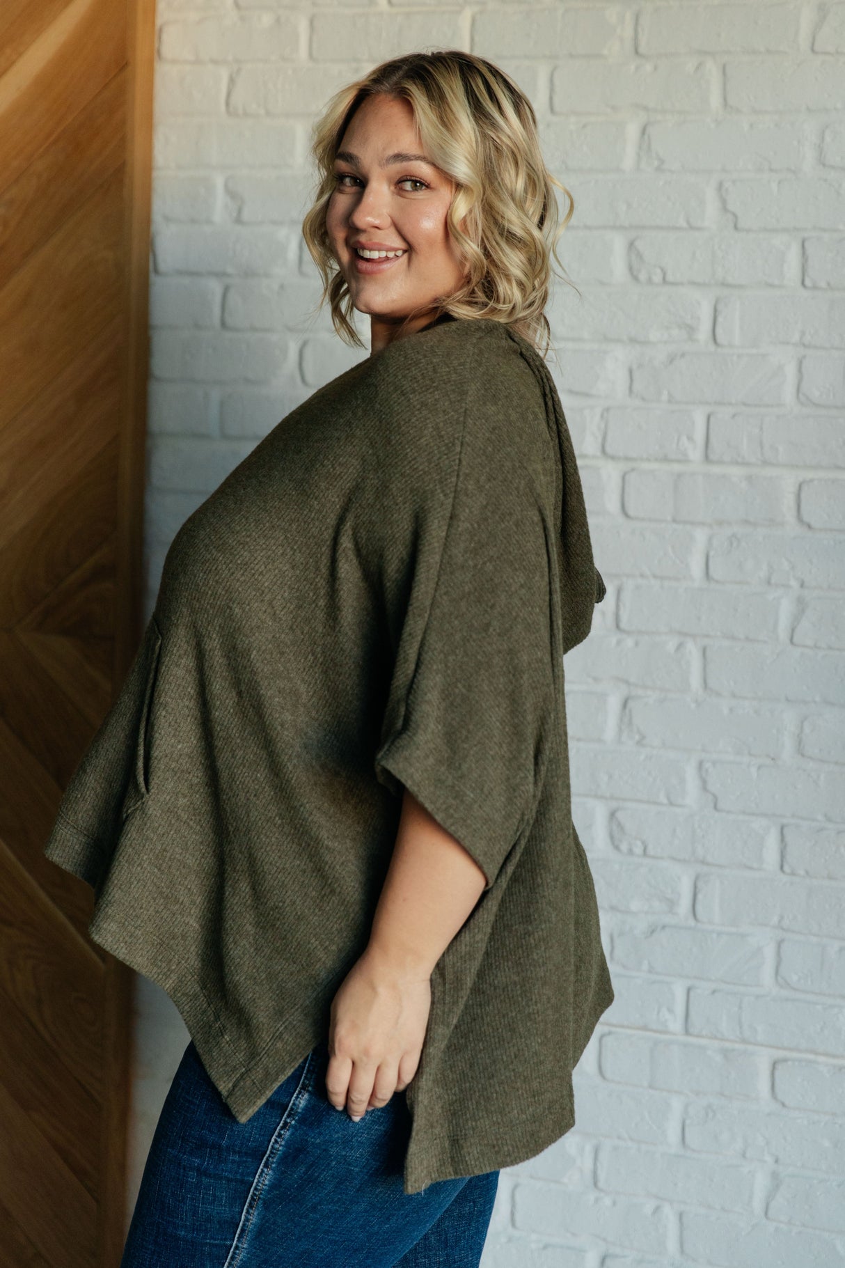 Poncho con capucha Perfectly Poised en color oliva
