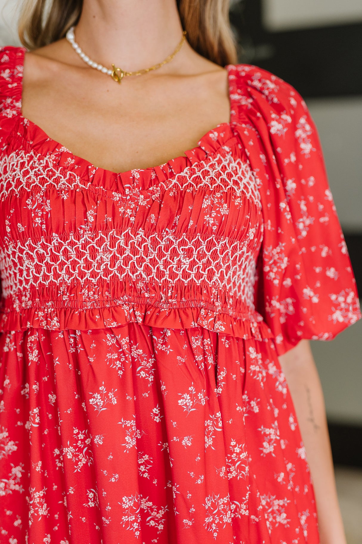 Vestido Petals & Promises con escote en V en rojo multi