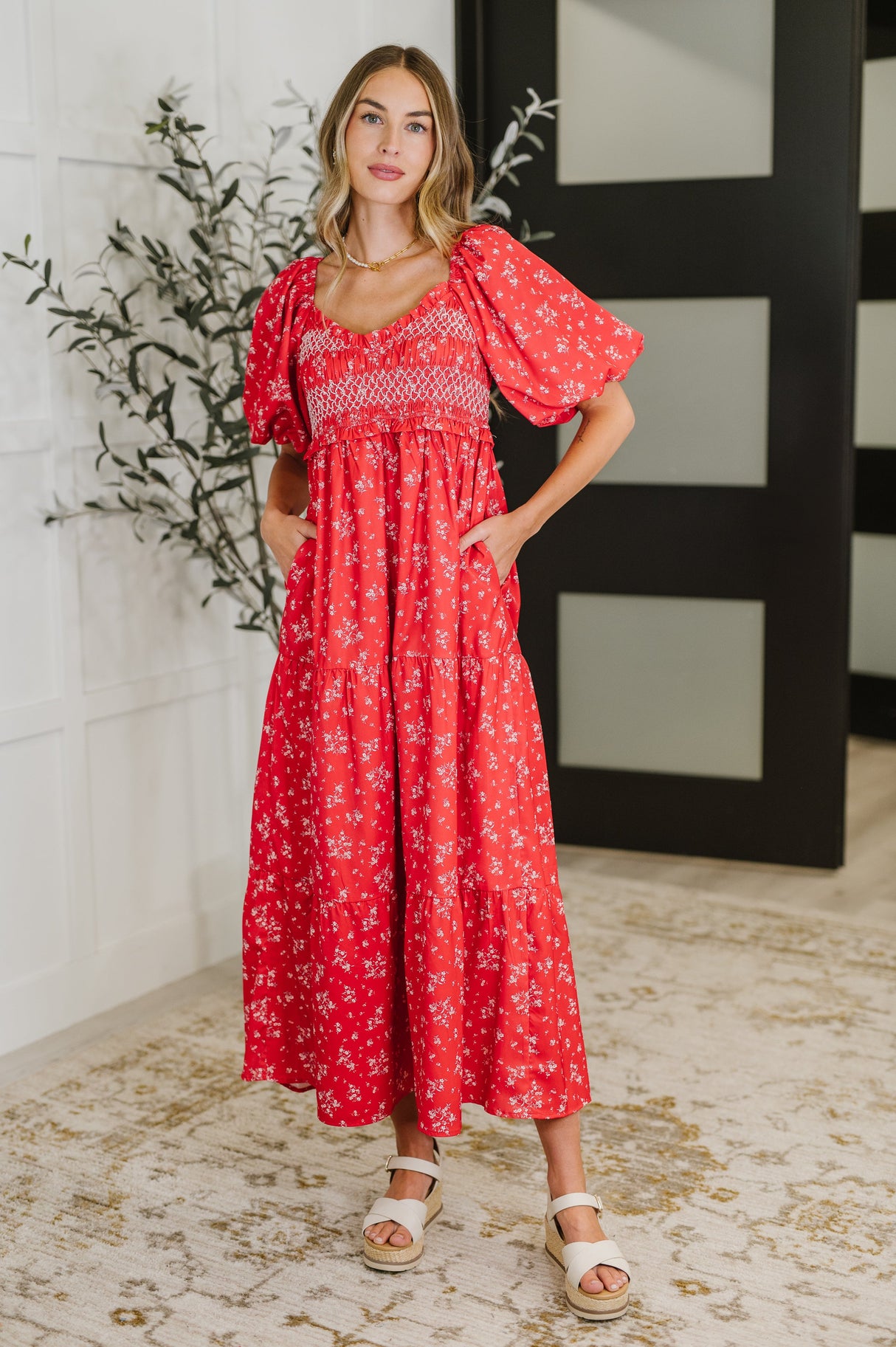 Vestido Petals & Promises con escote en V en rojo multi