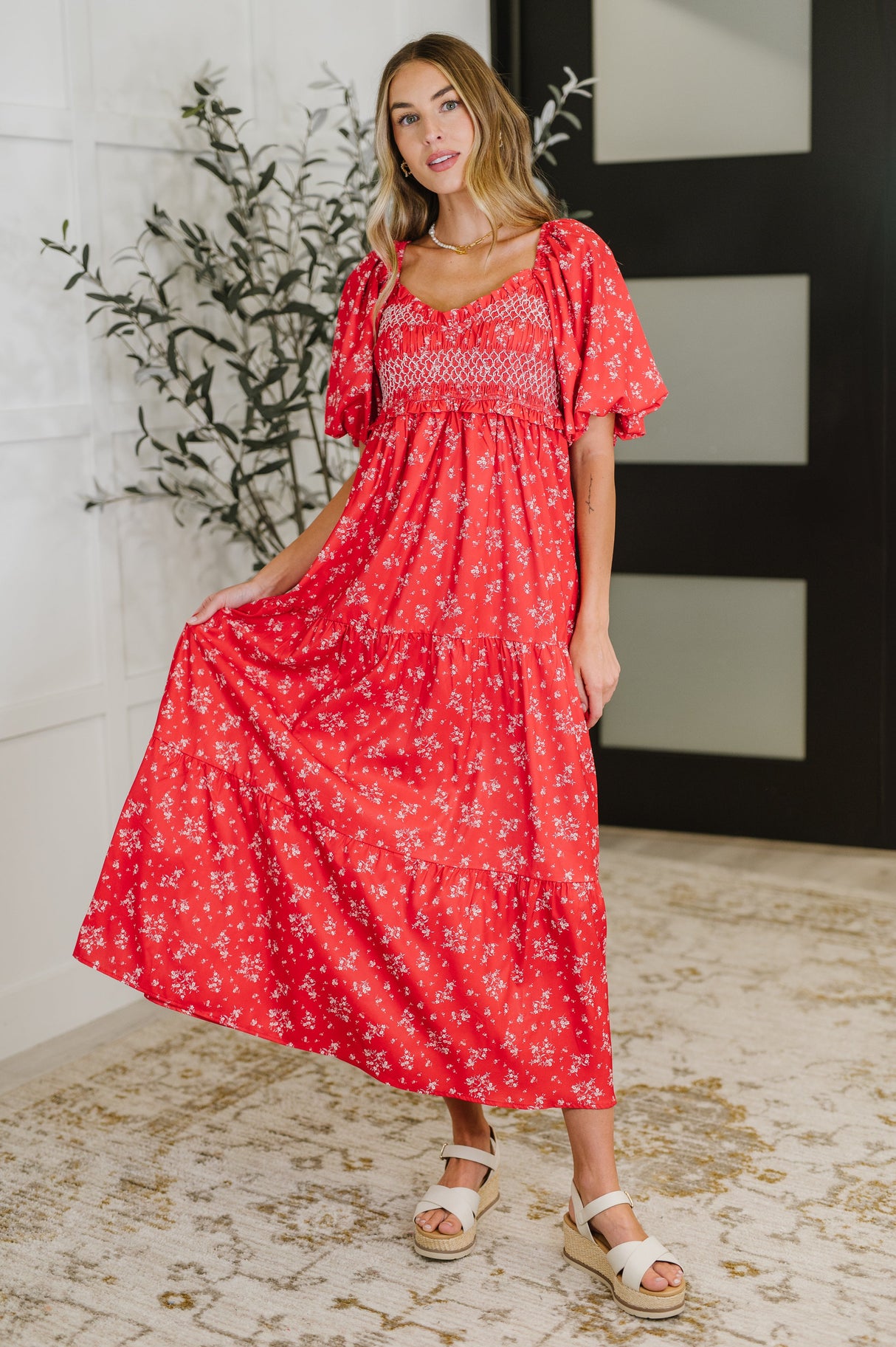 Vestido Petals & Promises con escote en V en rojo multi