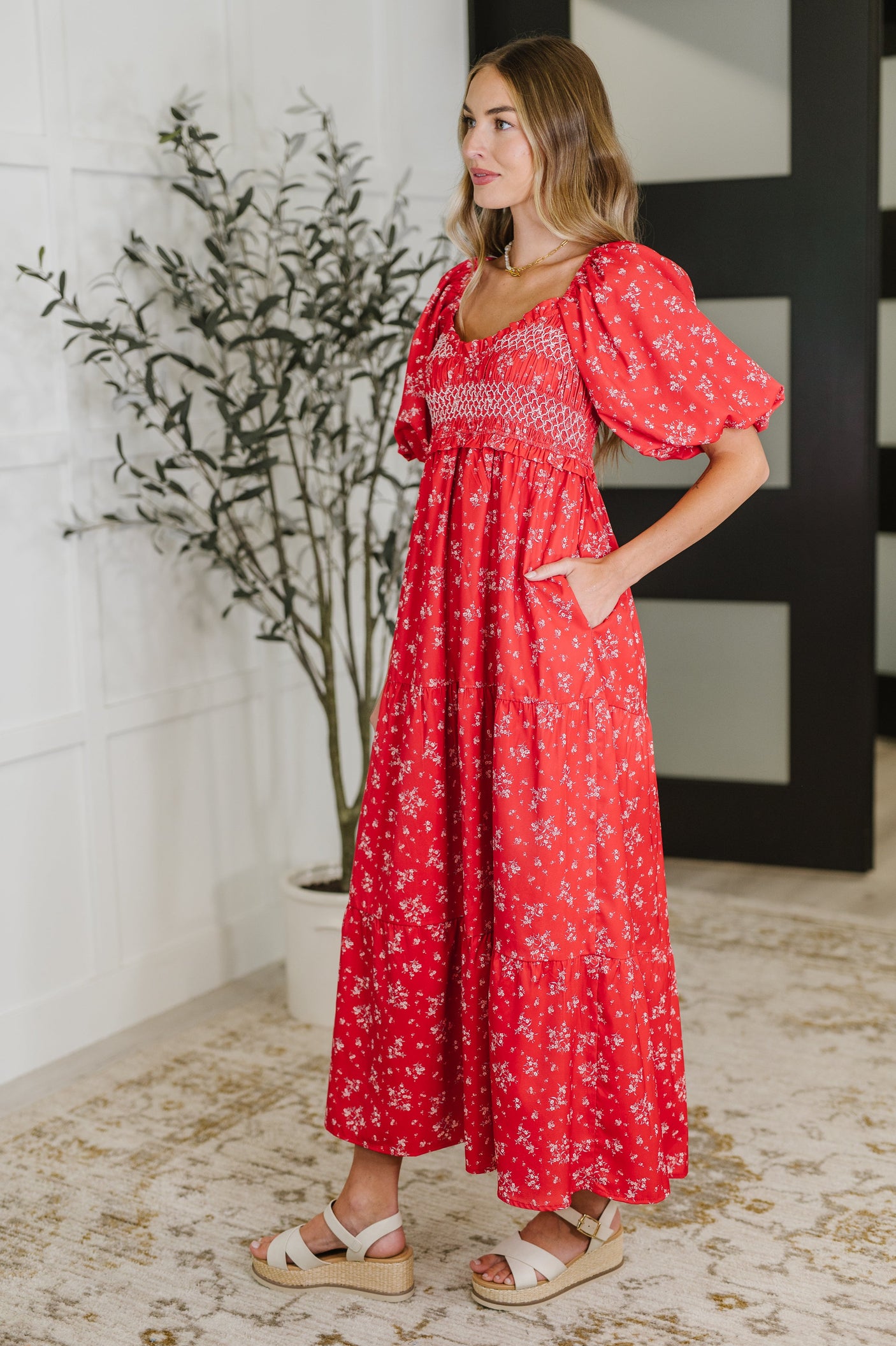 Vestido Petals & Promises con escote en V en rojo multi