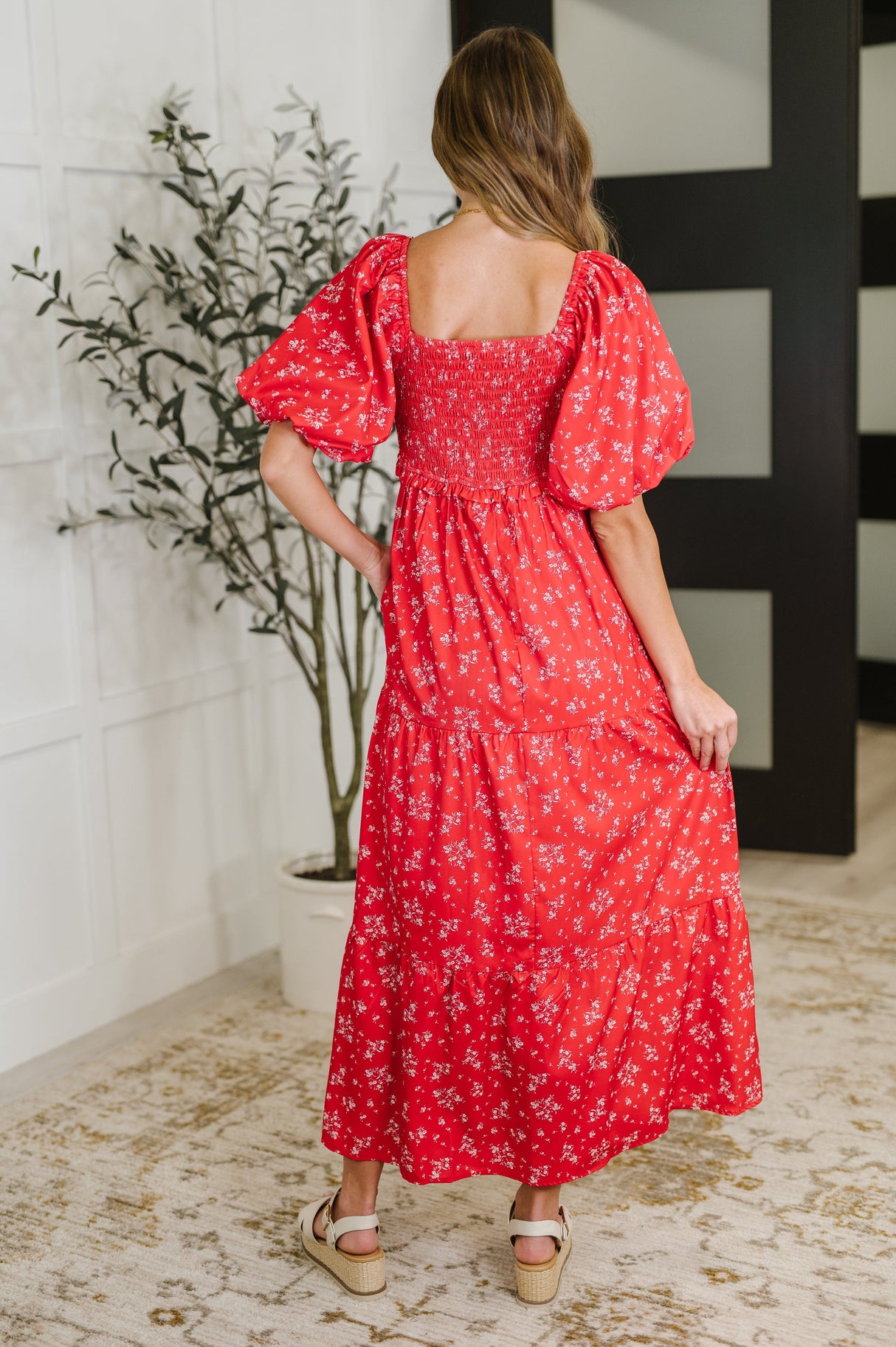 Vestido Petals & Promises con escote en V en rojo multi