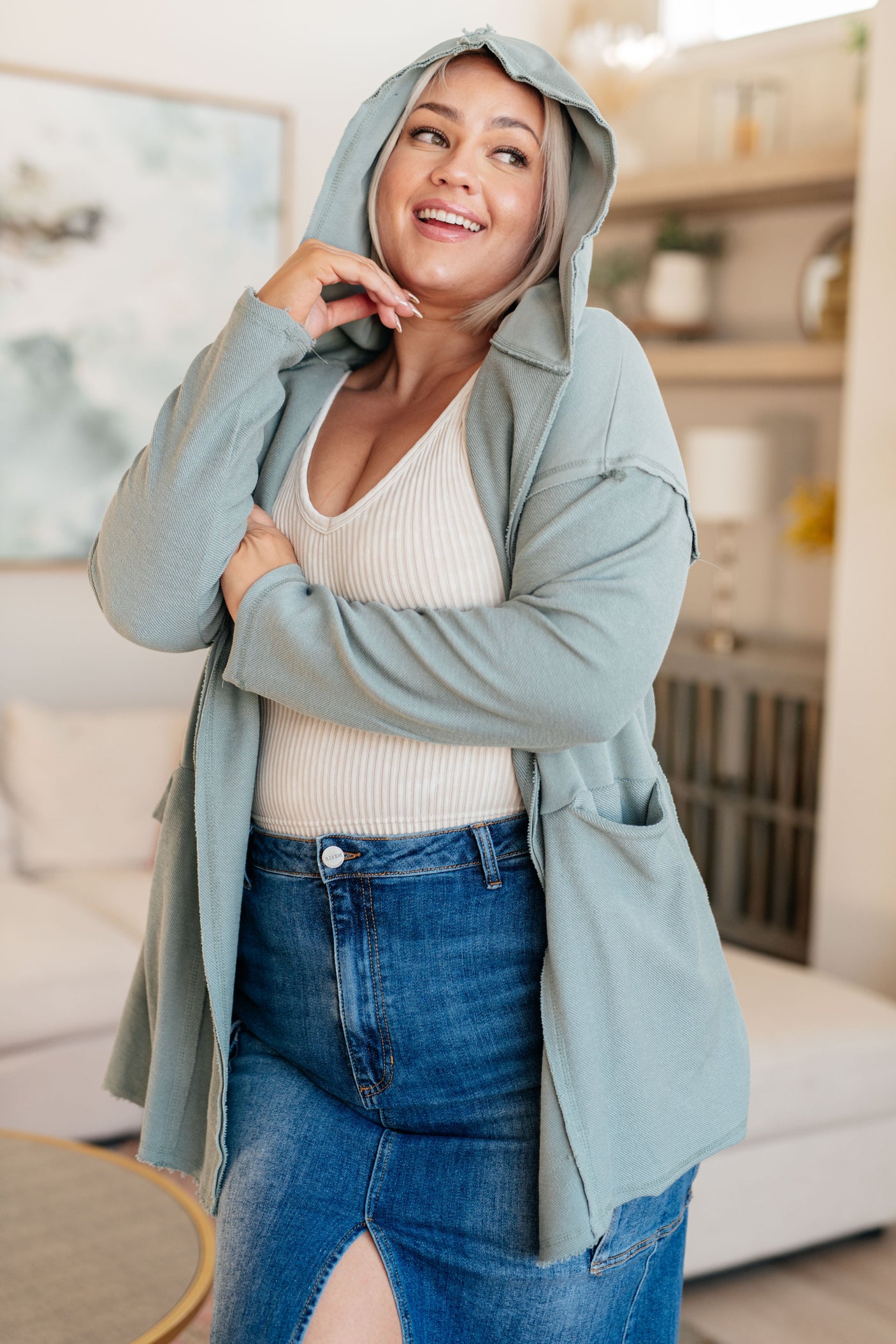 Por favor, proceda con el cárdigan con capucha