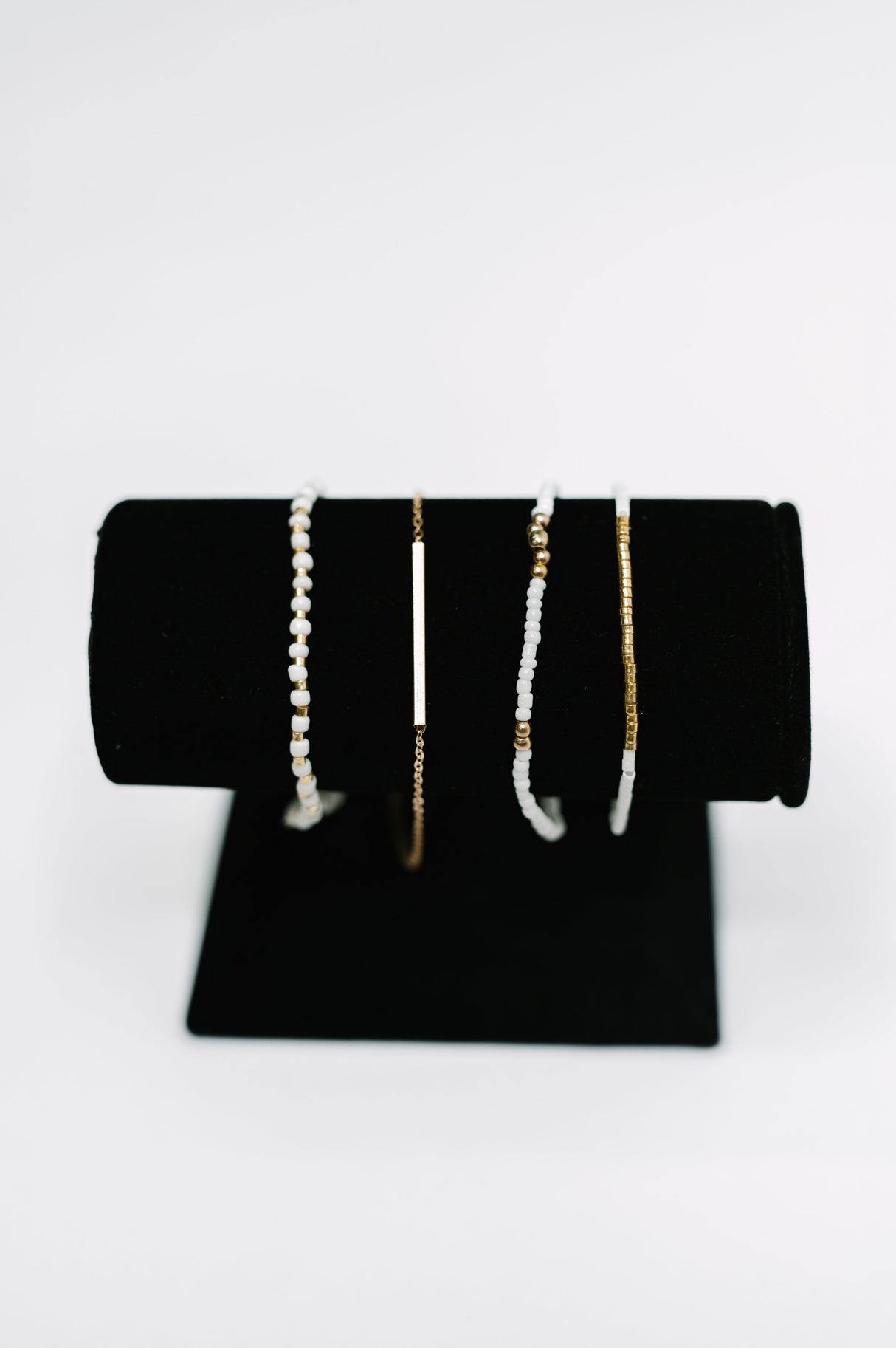 Conjunto de pulsera elegante y pulida en oro blanco y dorado