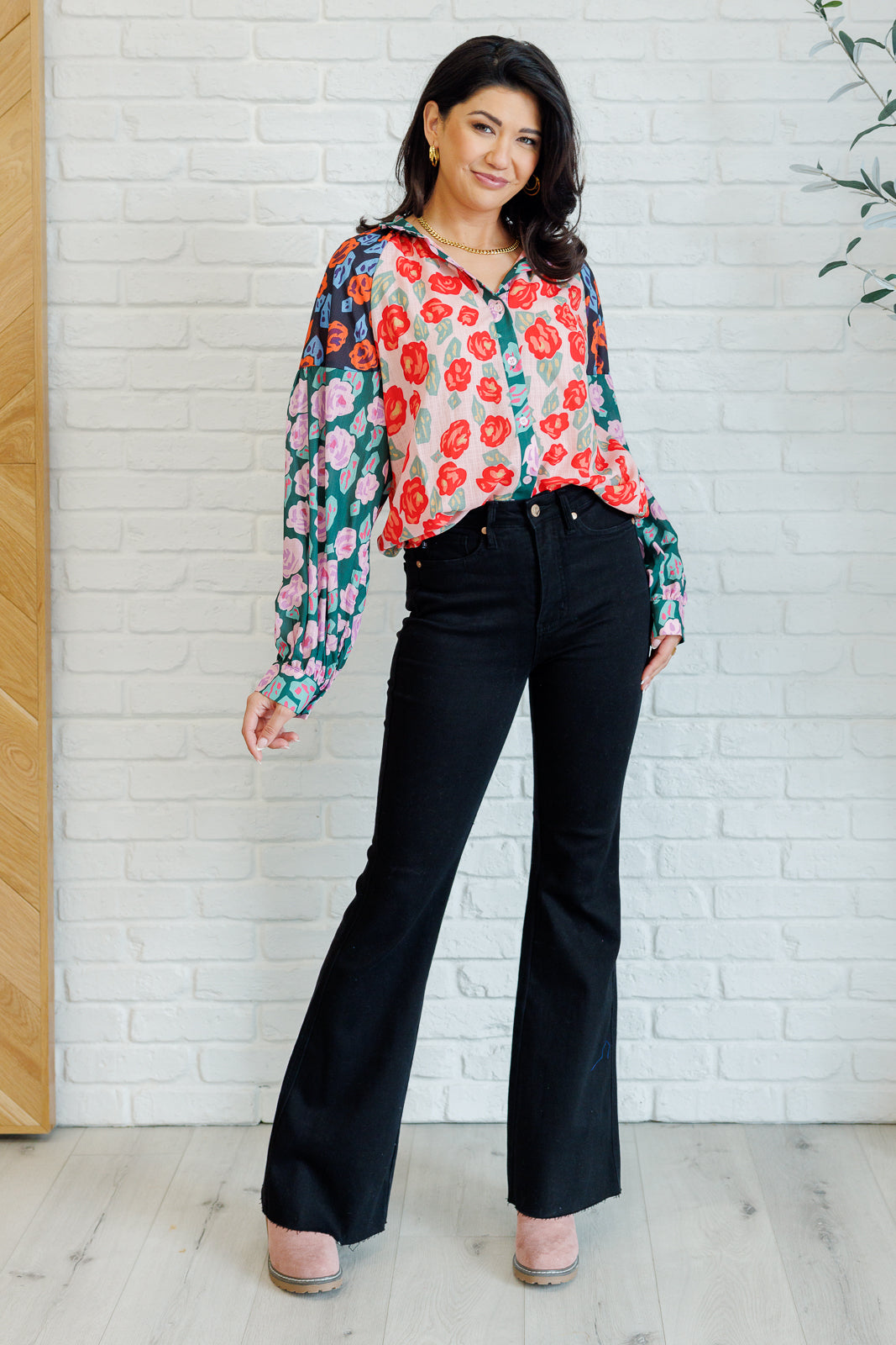 Blusa con botones y estampados mixtos de ideas presupuestas