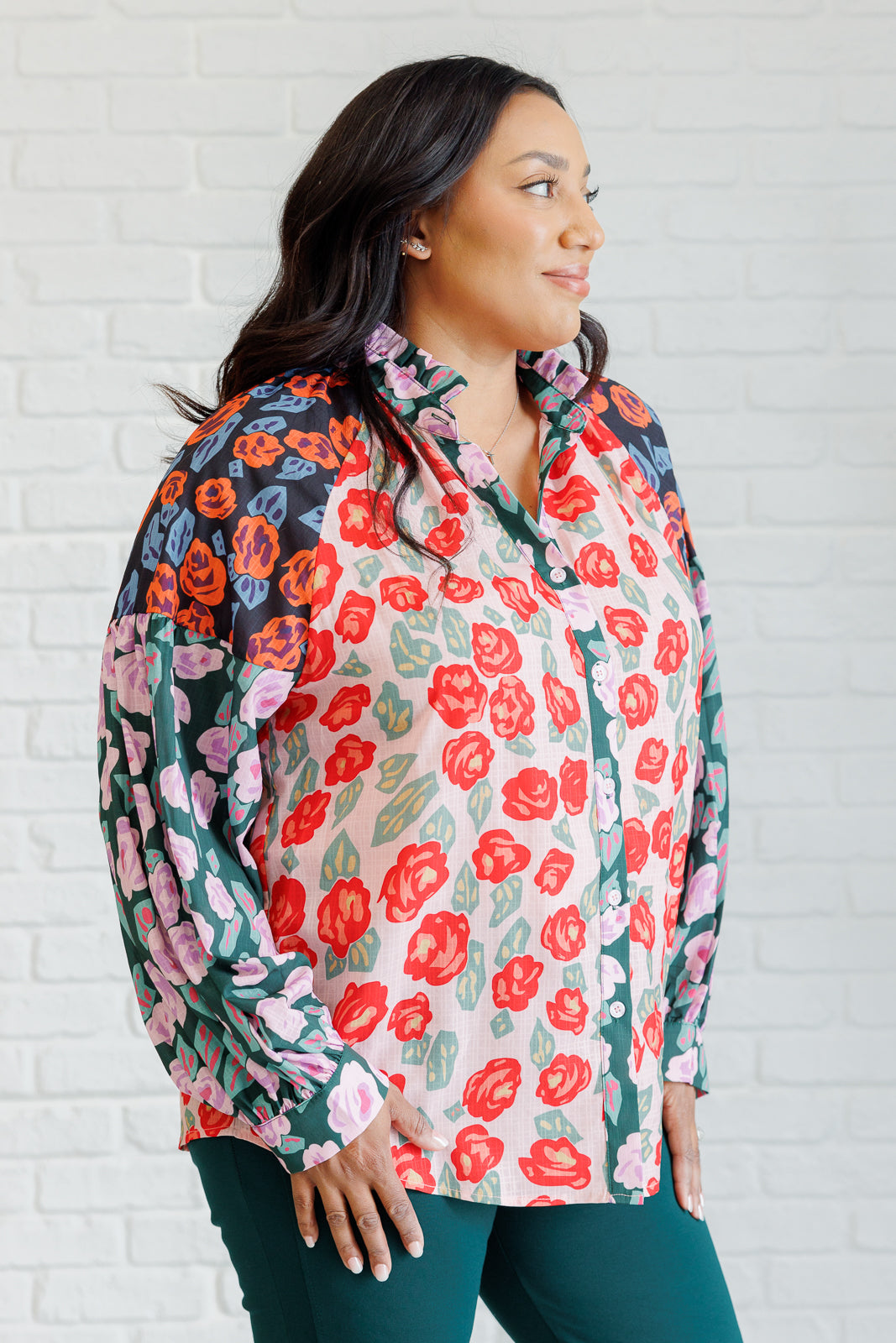Blusa con botones y estampados mixtos de ideas presupuestas