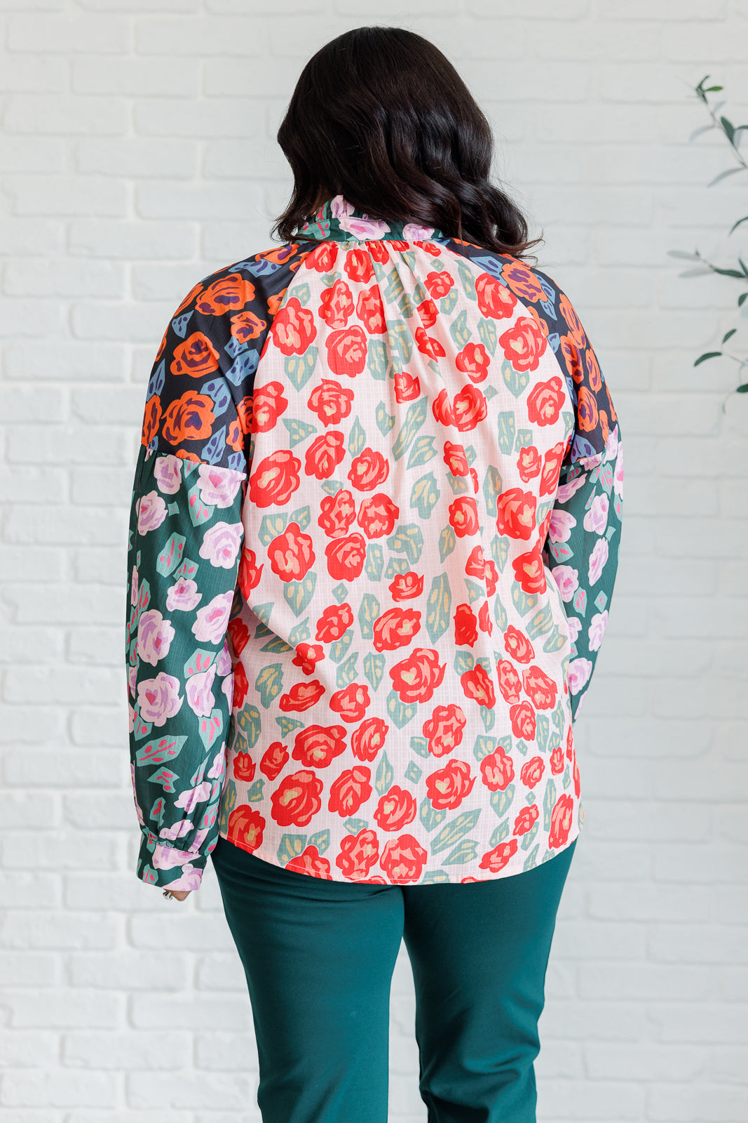 Blusa con botones y estampados mixtos de ideas presupuestas