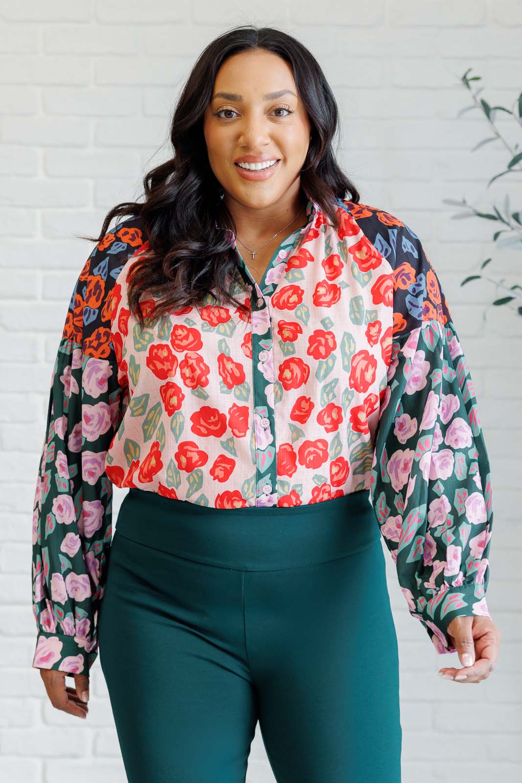 Blusa con botones y estampados mixtos de ideas presupuestas