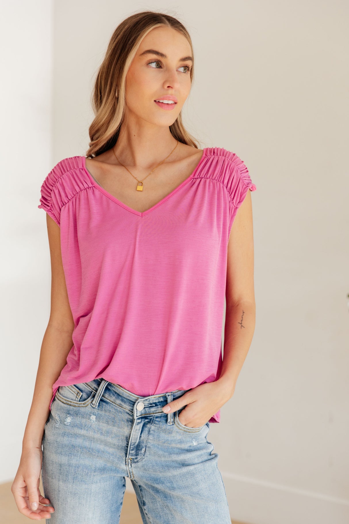 Top fruncido con mangas japonesas en magenta