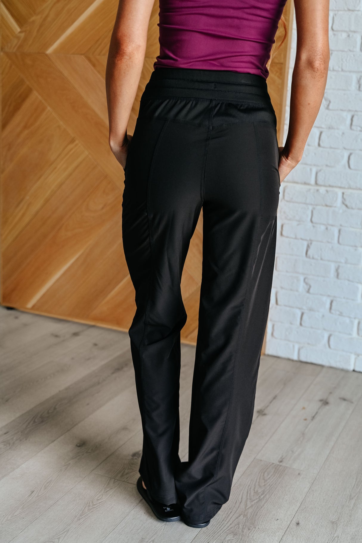 Joggers altos con cordón en negro