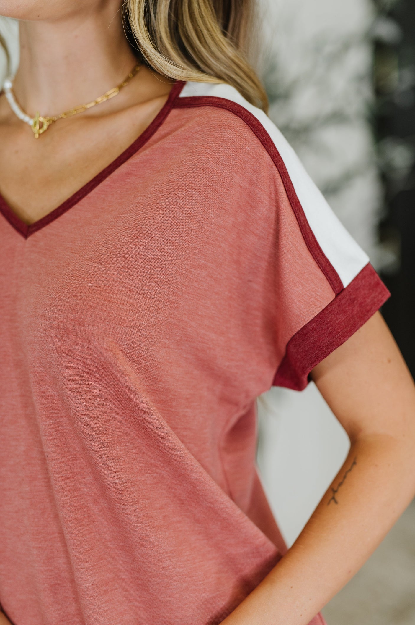 Top de cuello en V Sew Into You en color óxido claro