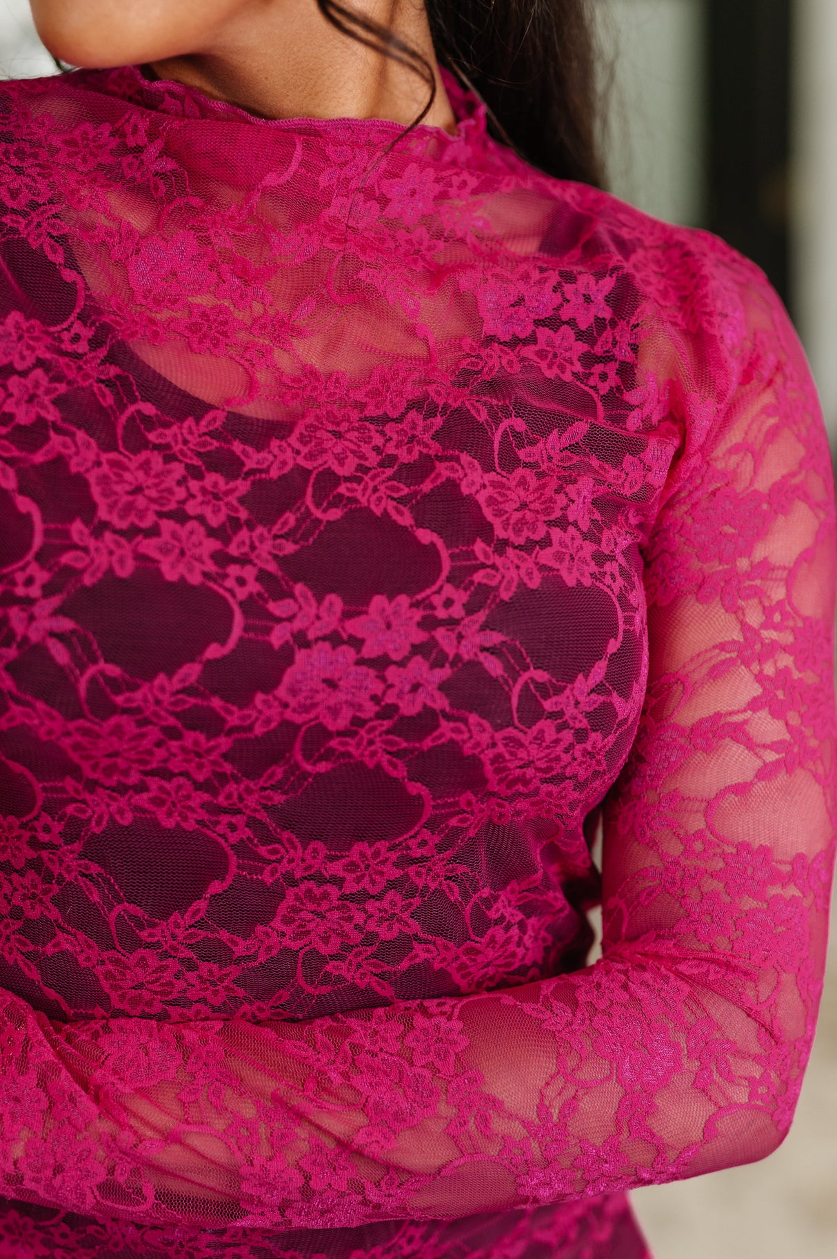 Top de capas de encaje Sheer Intentions fucsia