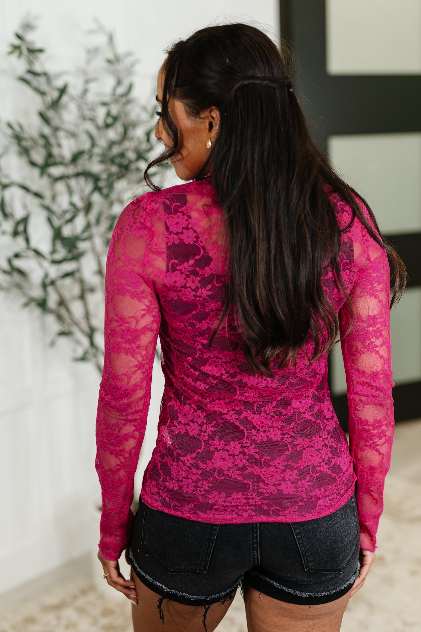 Top de capas de encaje Sheer Intentions fucsia