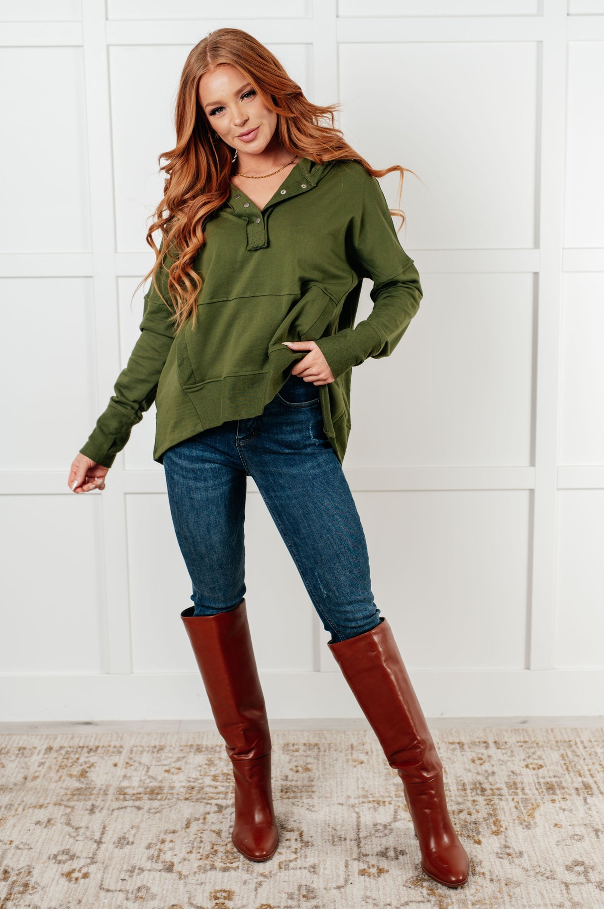 Sudadera con capucha y botones a presión, sencilla y ajustada.