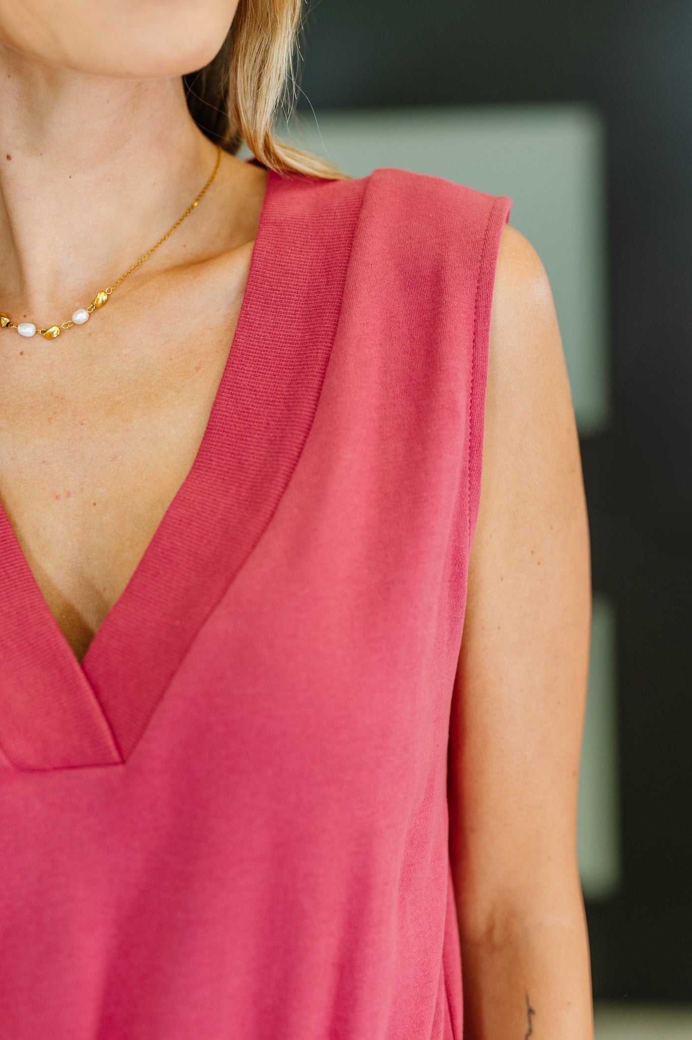 Mono sin mangas con cuello en V en color rosa