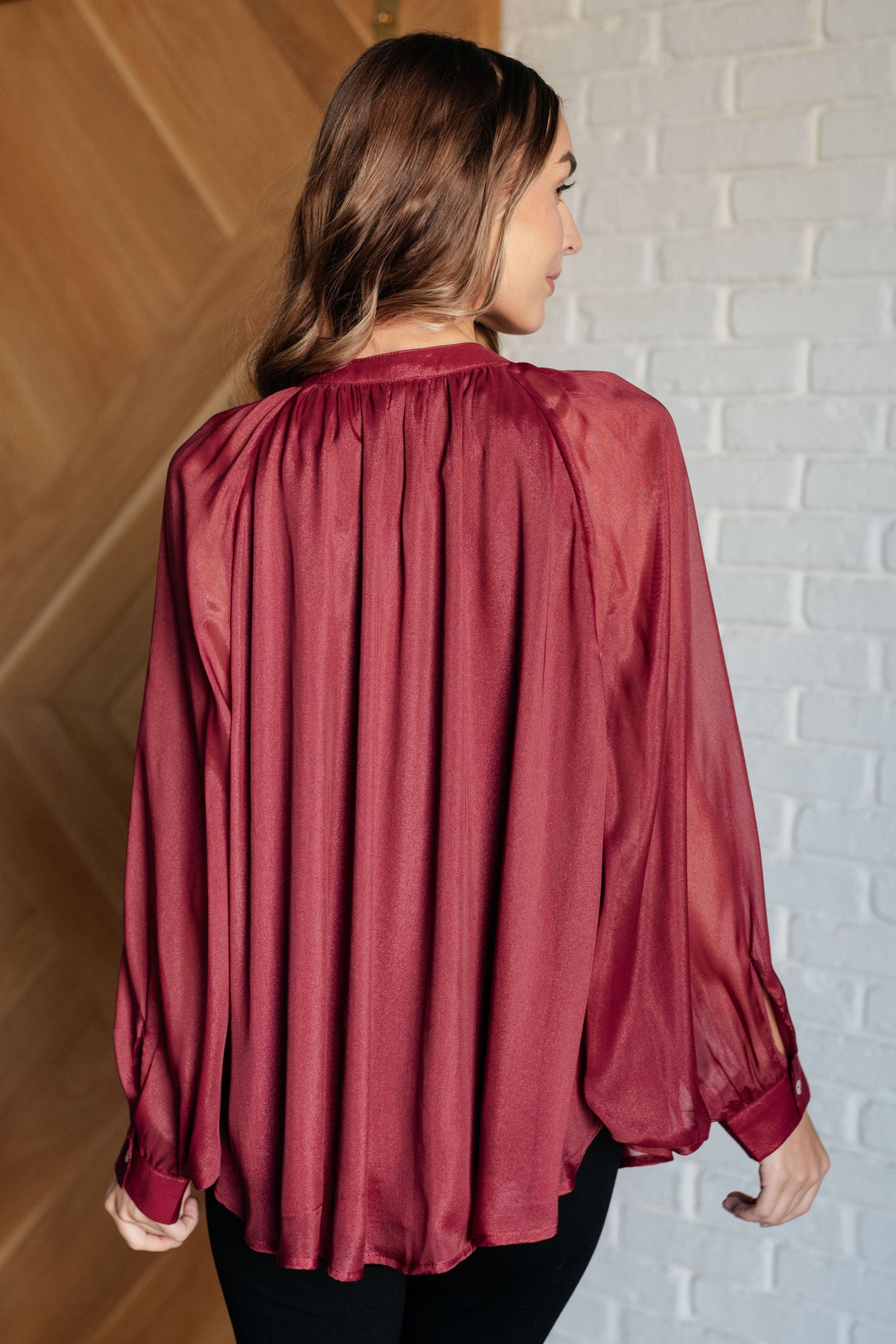 Camisa abotonada con mangas de murciélago y sonrisas y pucheros
